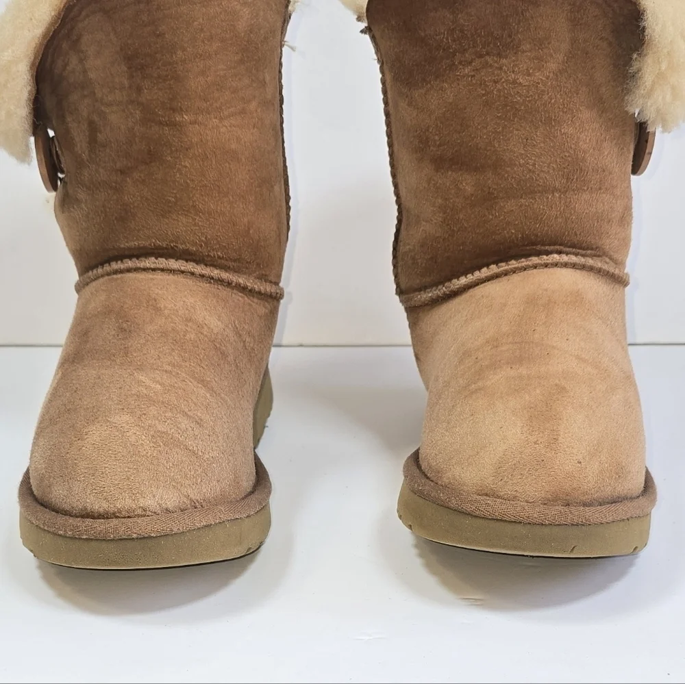UGG Bailey Button Short Classic Shearling Winter Boots Sz. 7 Cozycore